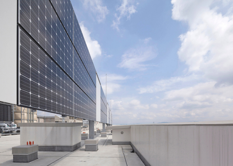福島データセンター　太陽光発電パネル画像